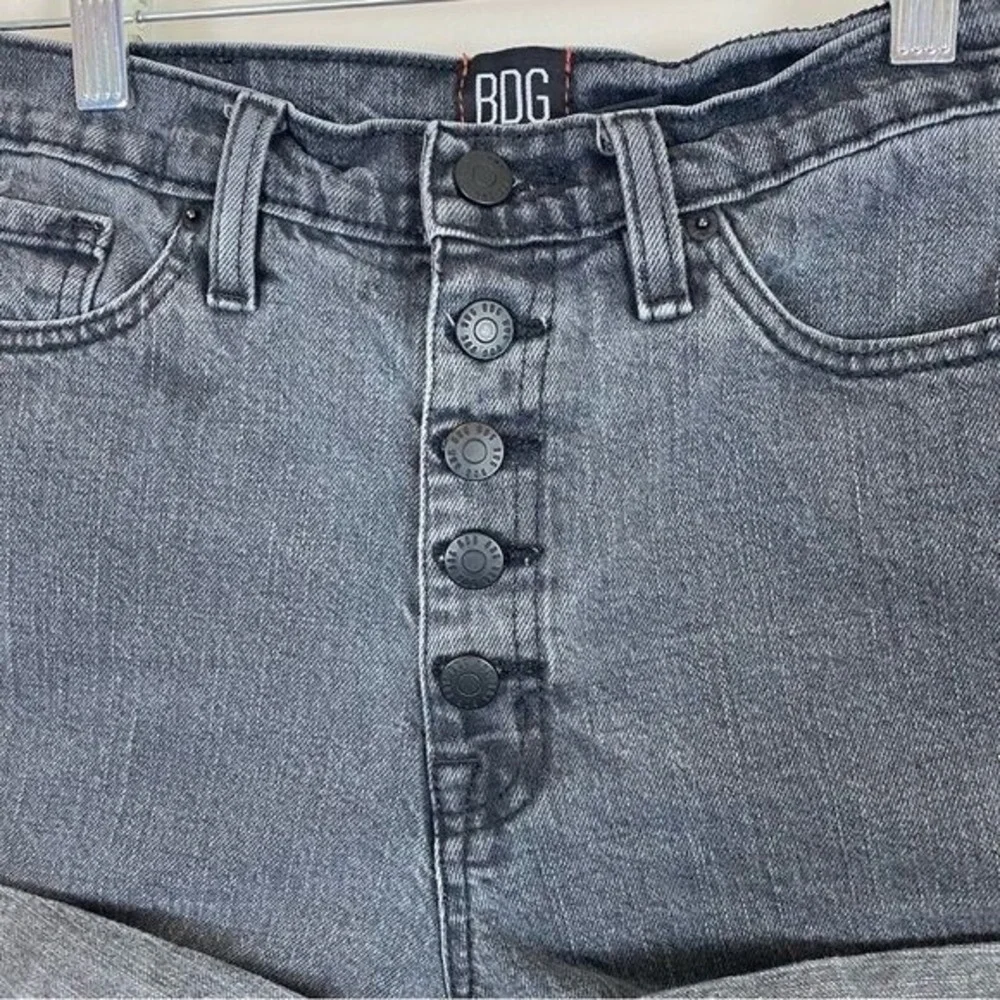 BDG Mom High Rise Cuffed Stone Washed Black Denim Shorts Size 26 - Picture 4 of 6